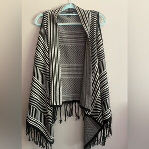 Love & Liberty Oversized Black and White Patterned Shawl Vest , Size S, EUC